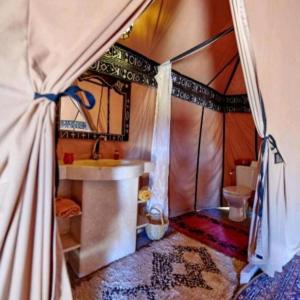 梅尔祖卡Memorable Starry Camp的帐篷内带水槽和卫生间的浴室