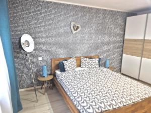 Postel nebo postele na pokoji v ubytování Petrosani Central ApartHotel + 10 fotografií