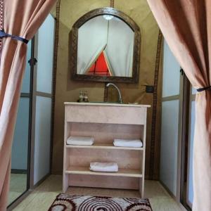 梅尔祖卡Memorable Starry Camp的浴室里有洗手池和镜子 更多47张照片