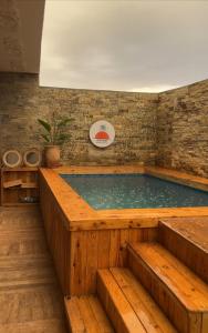 ein Wasserbecken in einer Holzwanne mit Treppe in der Unterkunft Zeri Surf Camp in Tiguemmi nʼAït Bihi