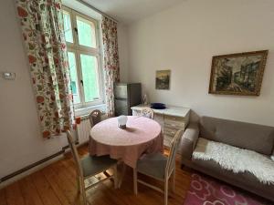 un soggiorno con un tavolo e un divano di Orient Apartment Old Town a Sarajevo