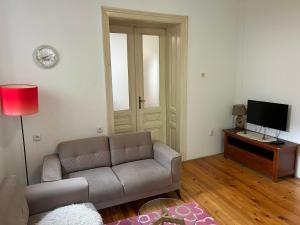 un soggiorno con un divano e una televisione di Orient Apartment Old Town a Sarajevo