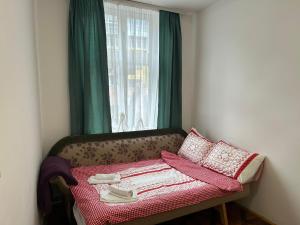 un divano in una stanza con finestra di Orient Apartment Old Town a Sarajevo