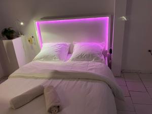 Ένα ή περισσότερα κρεβάτια σε δωμάτιο στο Chambre,