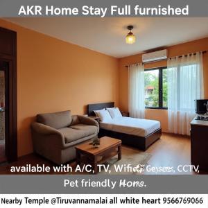 una sala de estar con una cama y un sofá en AKR Homestay, en Tiruvannāmalai 6 fotos más