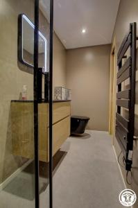 勒格兰阿伯尔热芒L'échappée Belle的客房内设有带水槽和浴缸的浴室