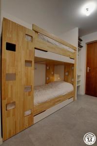 勒格兰阿伯尔热芒L'échappée Belle的一张大木床