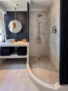 un bagno con doccia, lavandino e specchio di La Sulka a Tafí del Valle