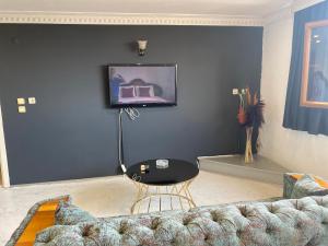 Et tv og/eller underholdning på Petek Hotel