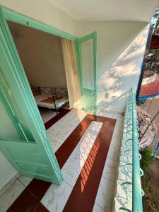 Una imagen general de la montaña o una montaña tomada desde el departamento