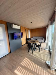 ein Wohnzimmer mit Tisch, Stühlen und Sofa in der Unterkunft Finca Ocho Cerros in Tornquist + 2 Fotos