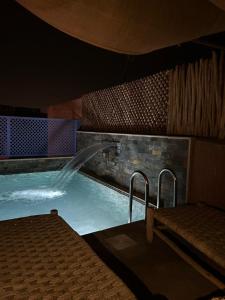 una gran piscina con una fuente de agua en Riad Privatisé- Riad Dar Farida, en Marrakech