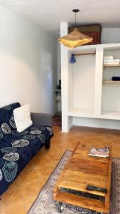 Et opholdsområde på Casa Milos para dos personas frente al rio