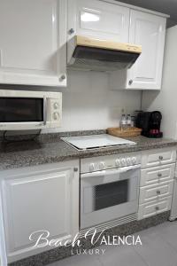 Η κουζίνα ή μικρή κουζίνα στο BEACH VALENCIA LUXURY D7-21 Apartment with terrace and sea views with two rooms