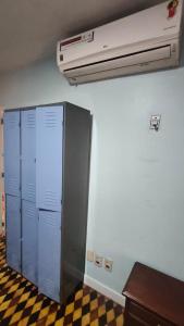 Ruta Amazônica Hostel في بيليم: غرفة بها مكيف على جدار