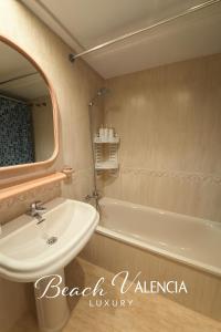 Ένα μπάνιο στο BEACH VALENCIA LUXURY D7-21 Apartment with terrace and sea views with two rooms
