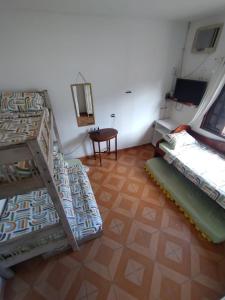 圣塞巴斯蒂安Dias de Verão - Localização ideal的有两张双层床和一张桌子的房间