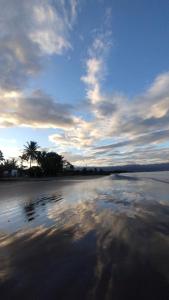 圣塞巴斯蒂安Dias de Verão - Localização ideal的一片满是云天和棕榈树的海滩