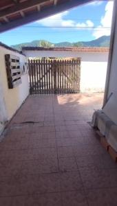 圣塞巴斯蒂安Dias de Verão - Localização ideal的享有带围栏的房屋外的景致