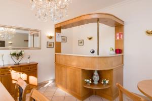 Casa Stefano في فيينا: غرفة طعام مع طاولة ومرآة +127 صورة