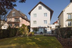 Casa Stefano في فيينا: بيت ابيض كبير بجانب بيتين اصغر