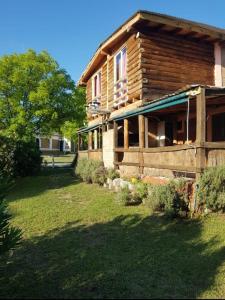 科尔多瓦Cabañas Kehuen的小木屋前面有院子