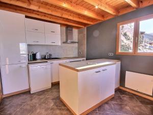 Kuchyň nebo kuchyňský kout v ubytování Chalet de charme à Vallandry, 10 pers, proche pistes, Wifi - FR-1-411-499 + 11 fotografií