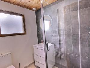 Koupelna v ubytování Chalet de charme à Vallandry, 10 pers, proche pistes, Wifi - FR-1-411-499