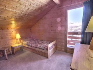 Postel nebo postele na pokoji v ubytování Chalet de charme à Vallandry, 10 pers, proche pistes, Wifi - FR-1-411-499