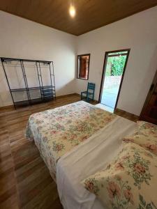 een slaapkamer met 2 bedden in een kamer met een raam bij Flor de Lótus - Vista ao mar in Ilha de Boipeba