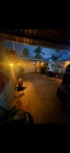 Aussicht auf einen Parkplatz in der Nacht in der Unterkunft Viva a vibe - Caragua in Caraguatatuba + 5 Fotos