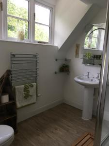 Cherrywood Lodge في لوي: حمام مع حوض ومرحاض +34 صورة