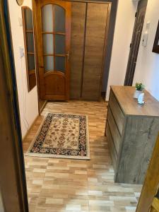 een hal met een deur en een tapijt op een vloer bij Lemora Apartments 3 in Văleni +3 foto's