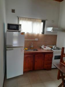 Η κουζίνα ή μικρή κουζίνα στο Cabañas La Bahia Escondida