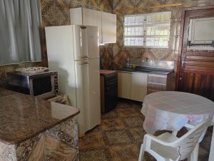 Η κουζίνα ή μικρή κουζίνα στο Casa da Márcia +5 φωτογραφίες