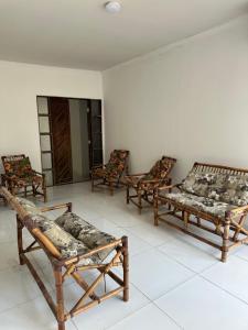 马塞约Pousada vila da Mata的一组椅子坐在房间里