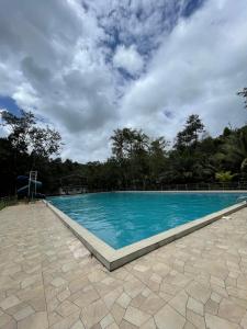 马塞约Pousada vila da Mata的一个蓝色海水的大型游泳池