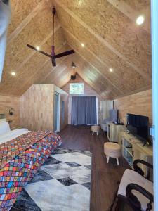 Μια τηλεόραση ή/και κέντρο ψυχαγωγίας στο Arkja Cottages - A Journey Back to Nature