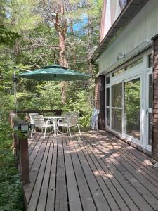 Μπαλκόνι ή βεράντα στο Mountain chalet getaway at Fuji-Sanroku 富士山麓のシャレー風山荘
