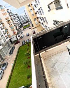 非斯Appart Hotel Fes - Joud Families & Travelers的可欣赏城市景观的阳台