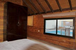 Postel nebo postele na pokoji v ubytování شالبهات اللمسة المخملية