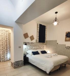 een slaapkamer met een groot bed in een kamer bij Vico Si cu ro in Acireale