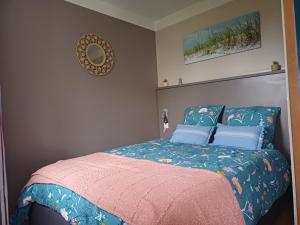 Ένα ή περισσότερα κρεβάτια σε δωμάτιο στο Le 501 F2 de plain-pied avec terrasse