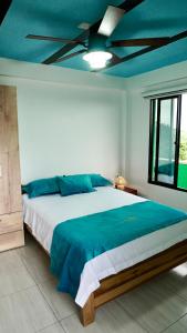 Ένα ή περισσότερα κρεβάτια σε δωμάτιο στο Cristo rey hostal campestre +27 φωτογραφίες