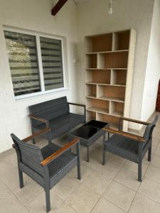 布勒伊拉Casa Andrei的房间里有三把椅子、一条长凳和一张桌子。