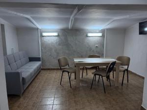 布勒伊拉Casa Andrei的带沙发和桌椅的客房