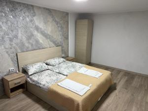 布勒伊拉Casa Andrei的一间卧室，床上有一张带毛巾的床