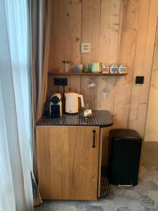 eine kleine Küche mit einer Theke mit Kaffeemaschine in der Unterkunft Onder de Oude Walnoot in Sint Pancras