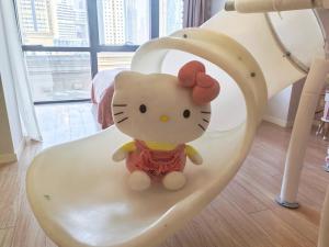 青岛青岛旺莎主题民宿的一只玩具猫坐在高脚椅上