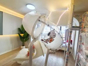 青岛青岛旺莎主题民宿的房间里有一张床和一个巨大的白色球体